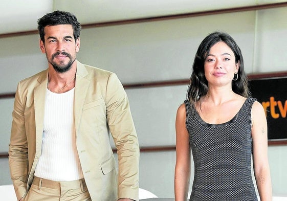 Los intérpretes Anna Castillo y Mario Casas, protagonistas de 'Escape' de Rodrigo Cortés, firman en el libro de autógrafos de DV.