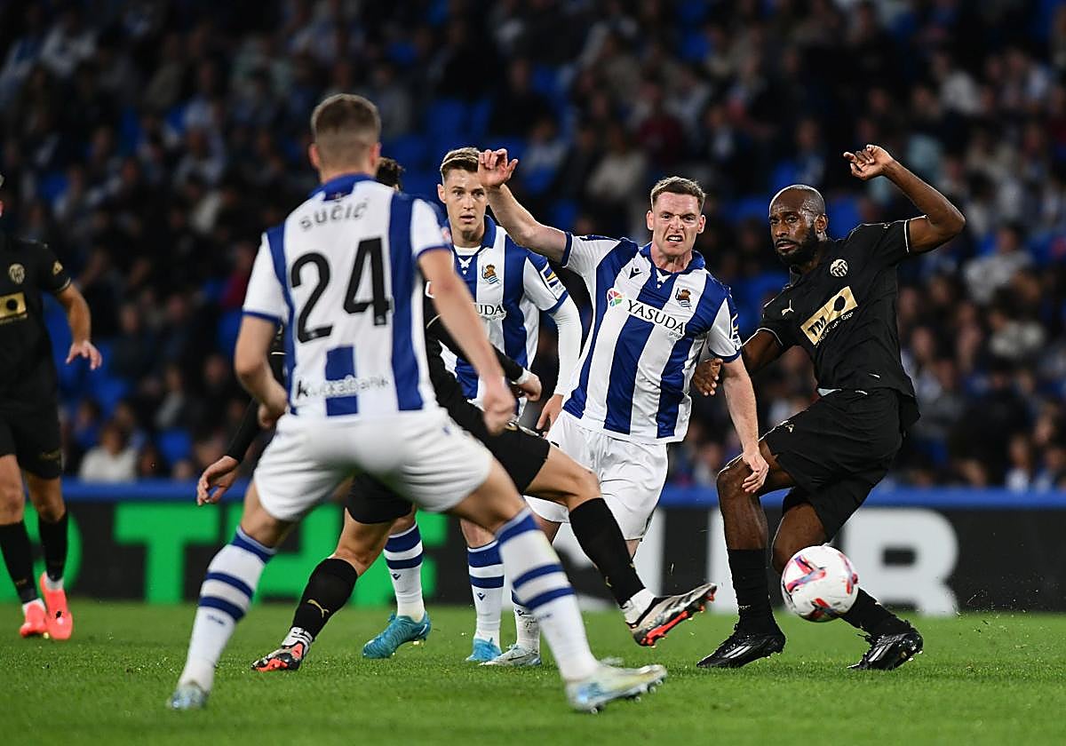 Sergio Gómez pelea el balón con Foulquier durante el partido de la Real contra el Valencia.