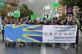 La comunidad de personas sordas de Gipuzkoa y se manifestó ayer en Donostia.