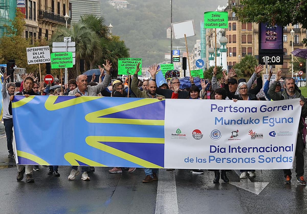 La comunidad de personas sordas de Gipuzkoa y se manifestó ayer en Donostia.