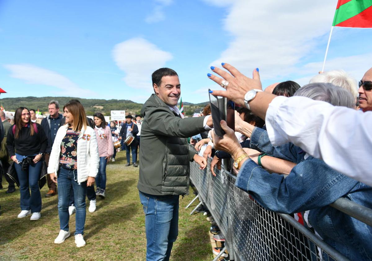 Imanol Pradales saluda a afiliados del PNV en el Alderdi Eguna de este domingo en Foronda.