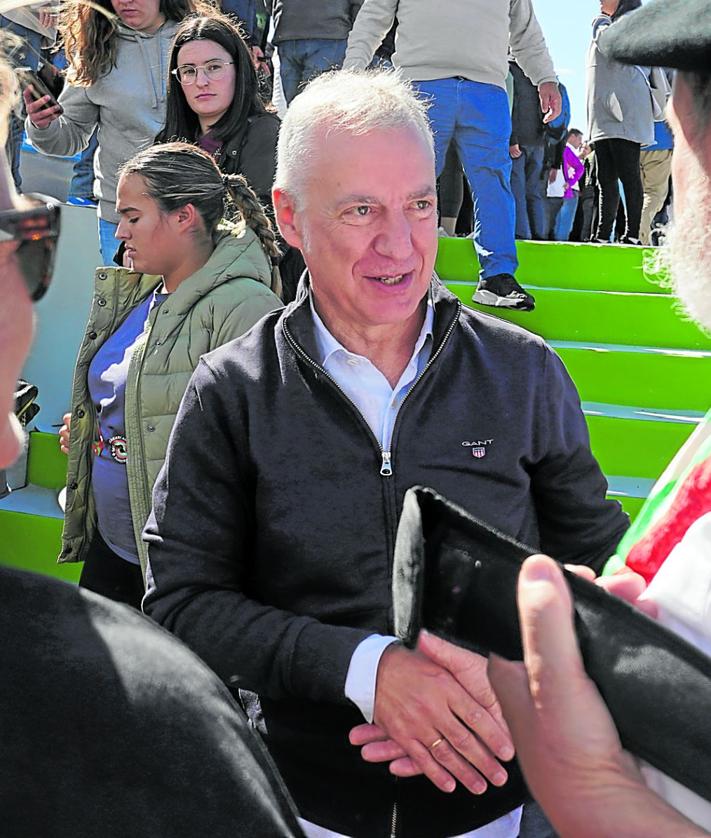 Imagen secundaria 2 - Jauregi, Tejeria, Egibar, Ubarretxena, Ezeizabarrena, Goia, Arrizabalaga, D'Anjou, Barandiaran y Peña posan en la txosna del GBB; Ortuzar levanta las manos de Aitziber Latatu y Joxe Manuel Erkizia; y Urkullu recibió numerosas muestras de afecto en Foronda.