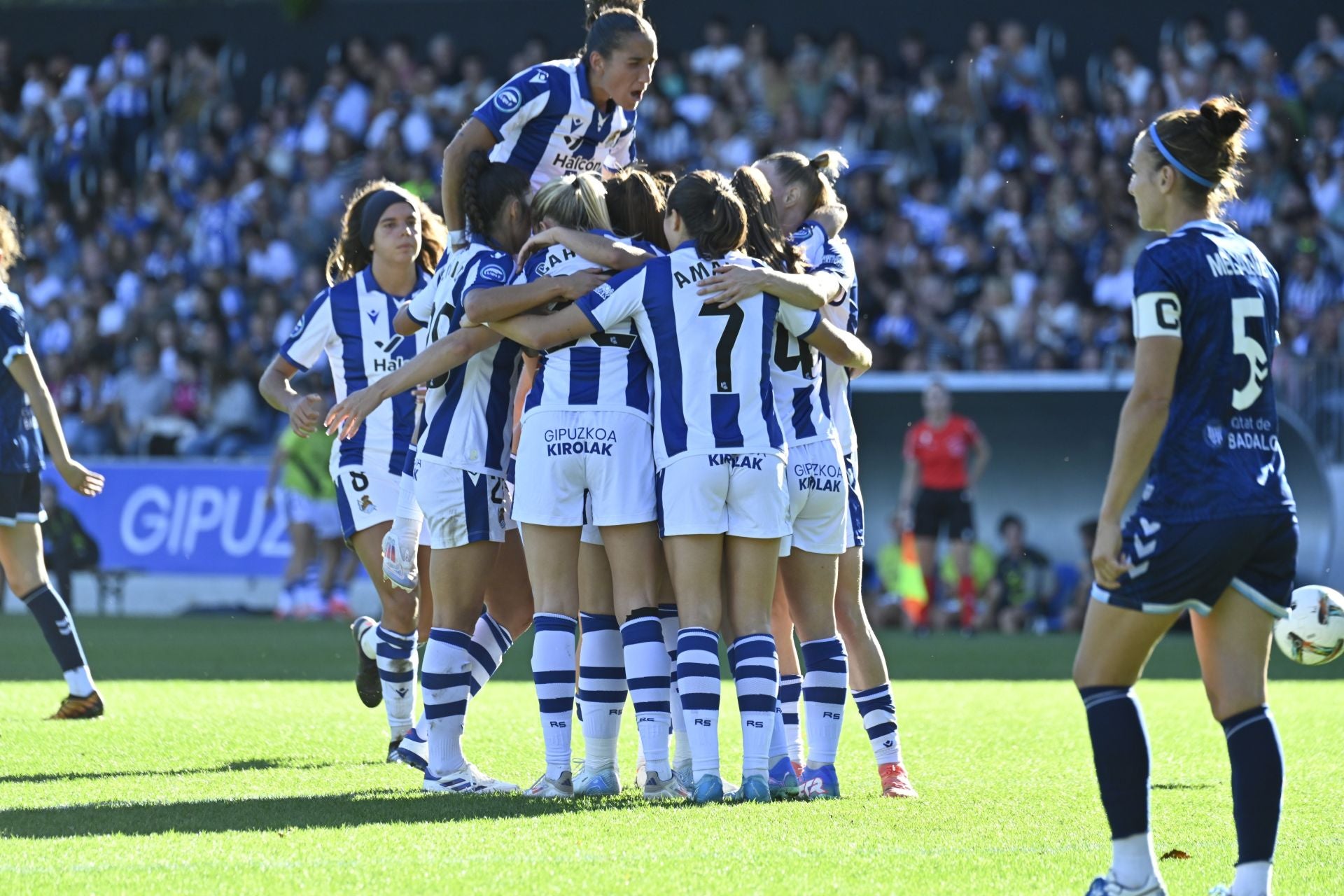 Las jugadoras de la Real celebran el gol del empate de Vanegas.