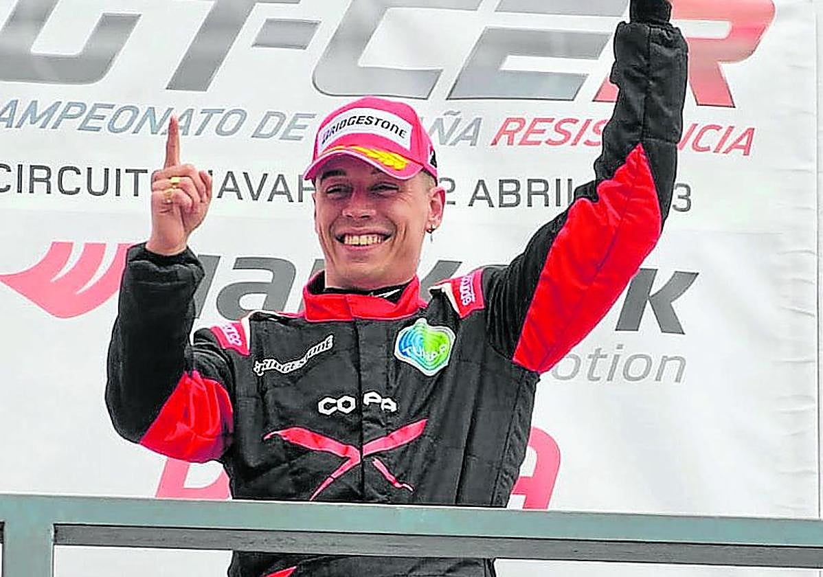 Adrián Agote alza los brazos tras lograr una victoria en el circuito de Navarra.