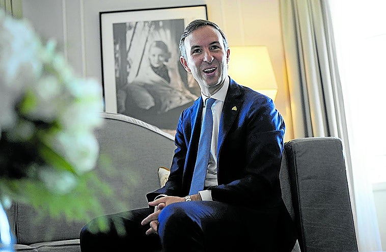 El director del hotel María Cristina, Rafael González, en la suite Bette Davis, la más importante del establecimiento.