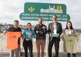 Representantes institucionales y organizadores, ayer en Donostia.