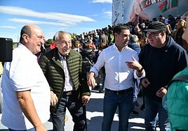 El jeltzale Joxe Manuel Erkizia, segundo a la izquierda, de 101 años, con Ortuzar, Pradales y Egibar, en el Alderdi Eguna del domingo.