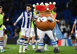 Martin Zubimendi, en la imagen bromeando con Txurdin tras la victoria ante el Valencia, es como el escudo de la Real