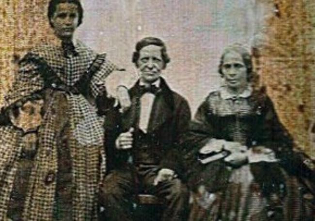 Matías de Lamadrid con su mujer y una sobrina, en los últimos años de su vida (c. 1868). ValledeLiebana.info