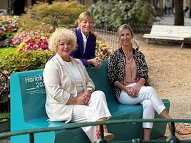 Maite Peña, la diputada de Cuidados y Políticas Sociales, la diputada general Eider Mendoza y Rakel San Sebastian, la directora de Adinberri, esta mañana.