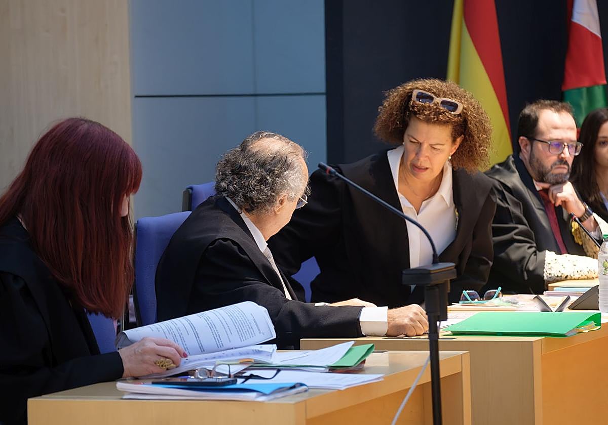 La defensa de la acusada de matar a Aitzane Pujana.