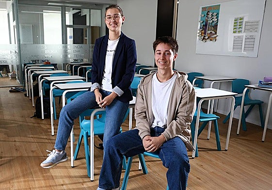 Beatriz y Kerman, estudiantes de Jesuitak Donostia.