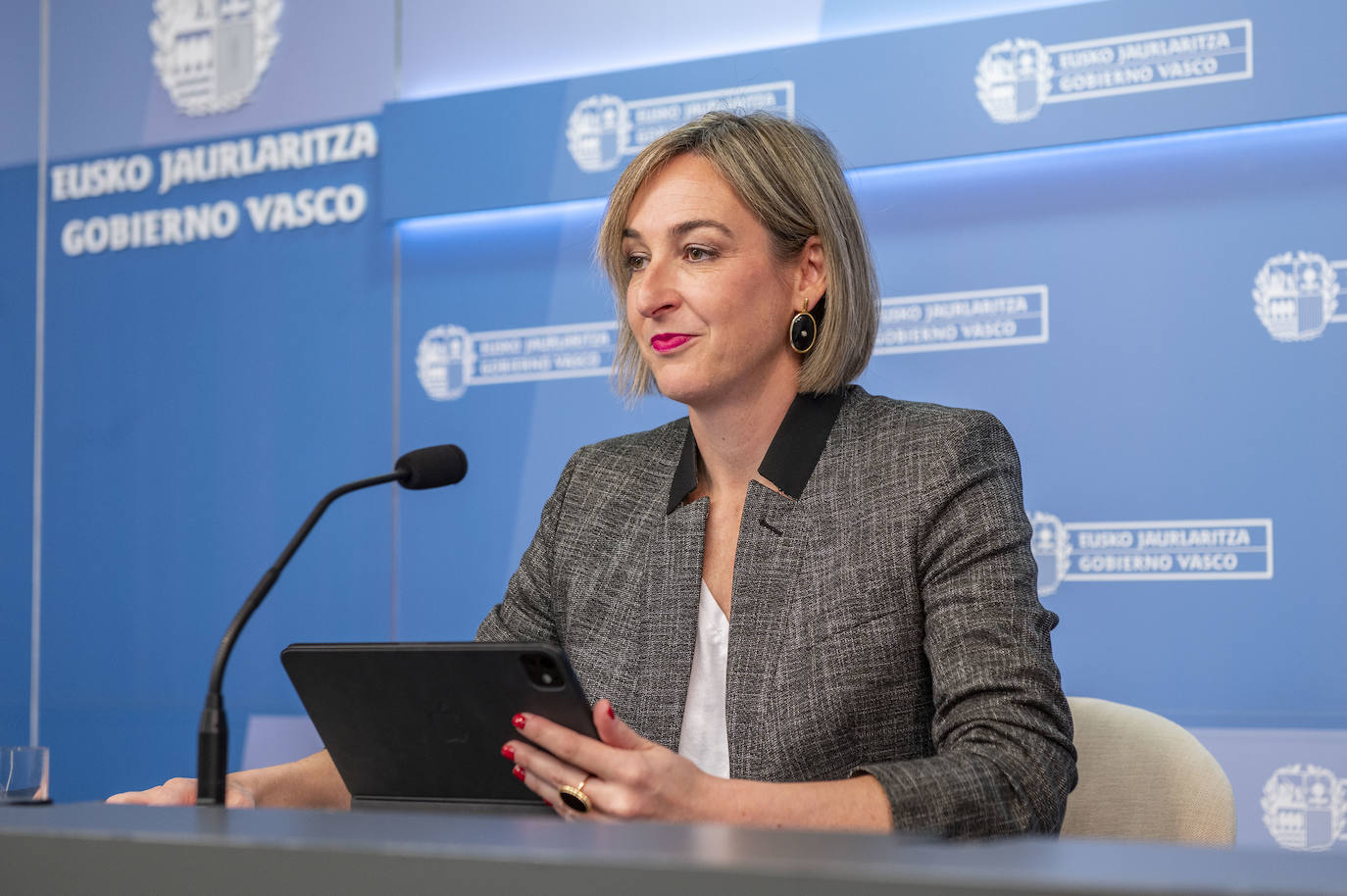 La portavoz del Gobierno Vasco, Maria Ubarretxena, durante la rueda de prensa posterior al Consejo de Gobierno.