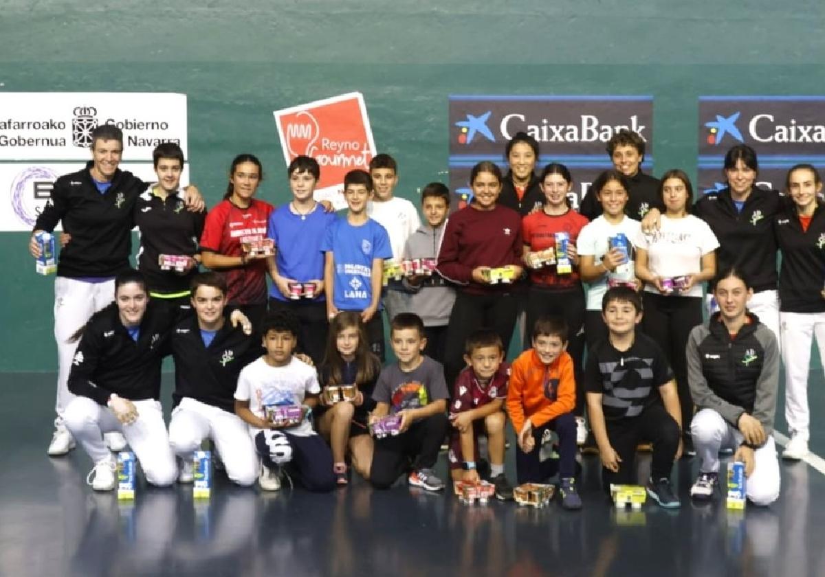 Las manistas posaron tras los partidos profesionales con un nutrido grupo de niñas y niños.