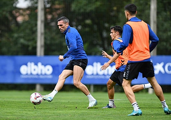 Mada persigue a Arbilla durante un entrenamiento en Atxabalpe.