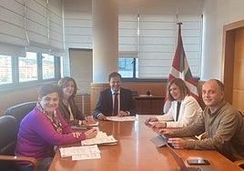 Lore Bilbao, Susana López Altuna, Alberto Martínez, Cristina Laborda e Igor Enparan, reunidos este lunes.