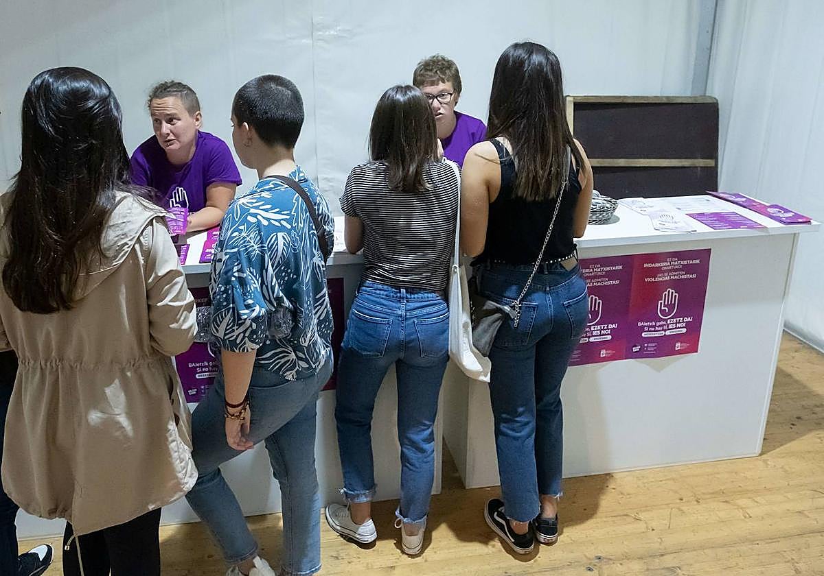 Varias jóvenes son atendidas en un punto morado durante la Semana Grande de San Sebastián.