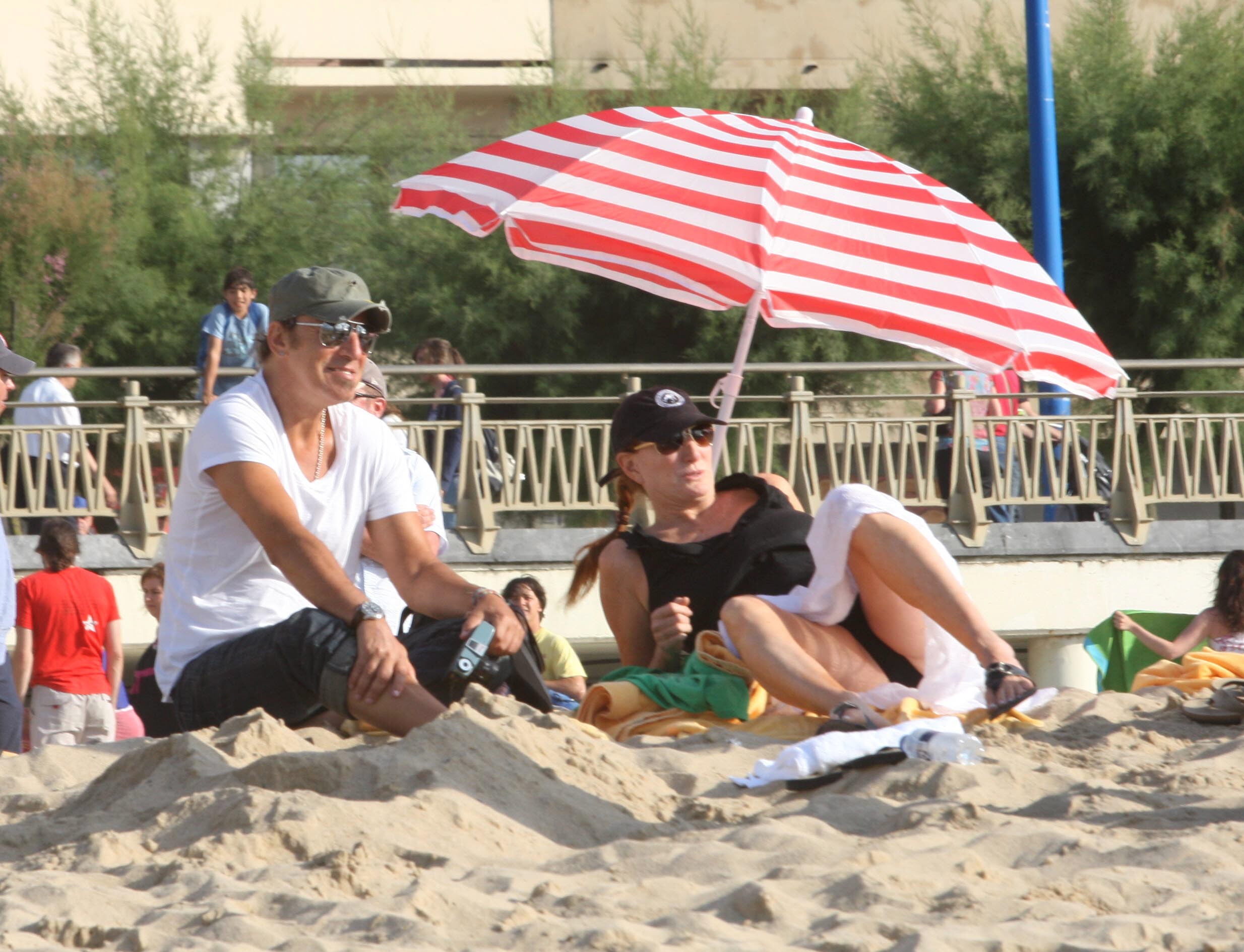 En la playa. Tras el concierto, Bruce y su familia disfrutaron como unos donostiarras más en la playa de Zurriola. 