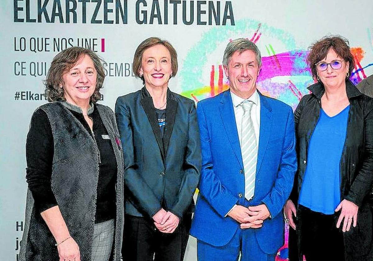 Isabel Elizalde, Ana Urkiza, Patxi Juaristi, Beatriz Akizu y Joseba Bergaretxe, en la presentación del congreso.