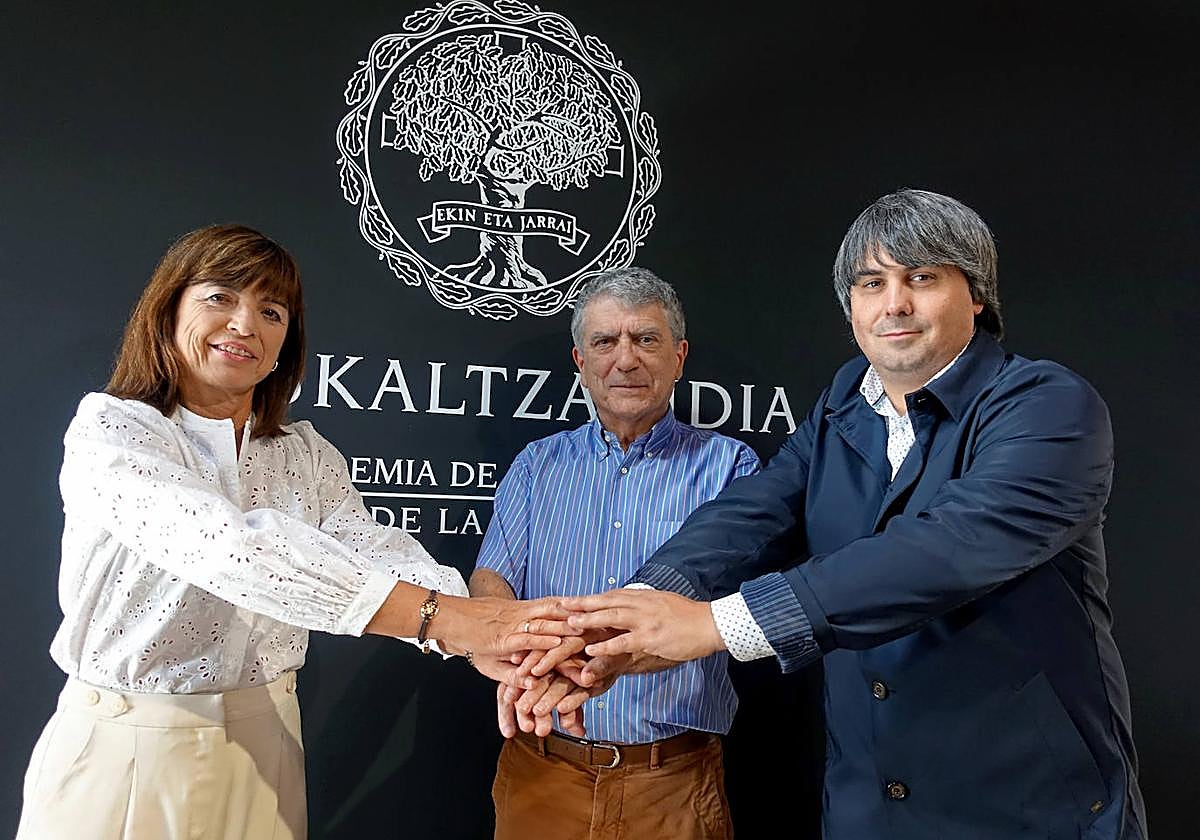 Arantxa Gonzalez, Mikel Makazaga eta Roberto G. Viñaspre.