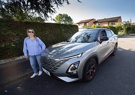 La irunesa Yazmina Andrés, con su coche nuevo de la marca china Omoda.
