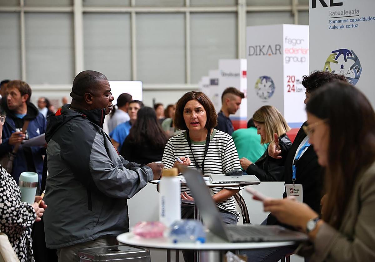 Cientos de hombres y mujeres de todas las edades acuden a la Feria de Empleo organizada por Lanbide en Ficoba en el que participan un centenar de empresas de todos los sectores.