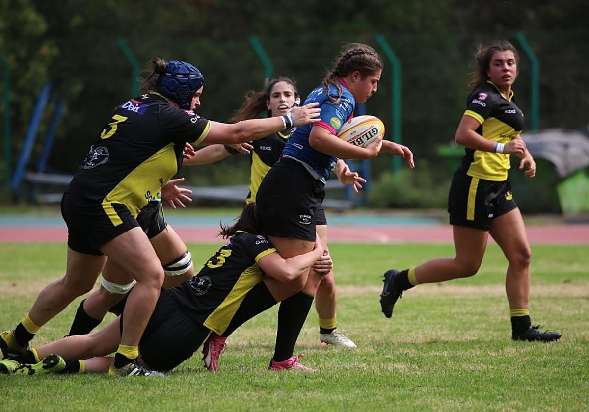 Oihane López de Ullibarri es placada por varias jugadoras del Getxo Rugby.