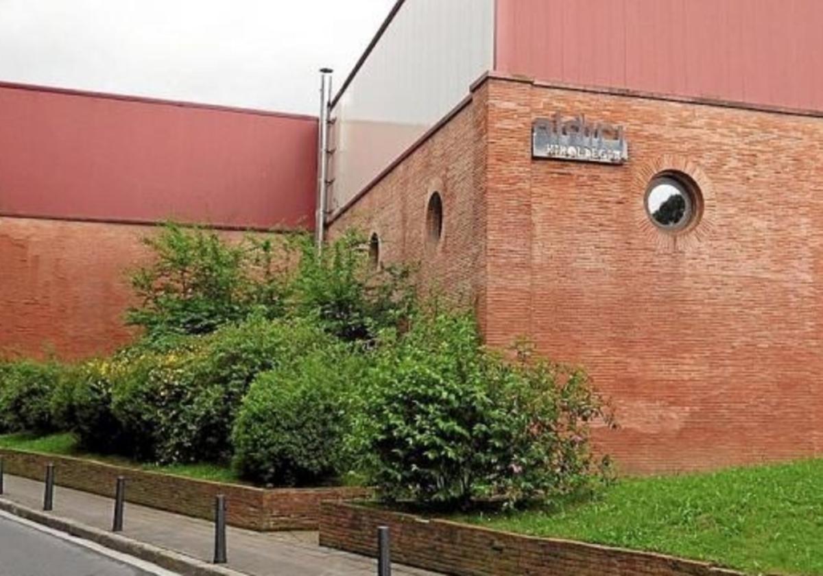 Exterior del polideportivo Aldiri de Urretxu donde ya están preparados para el nuevo curso.