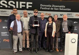 El director de 'Tardes de soledad', Albert Serra, y los productores Pedro Palacios y Luis Ferrón, con los directivos del Ateneo Mikel Iriondo, Merche Bermejo, Juan Querejeta, Carlos Ubide y Armando Dolader.