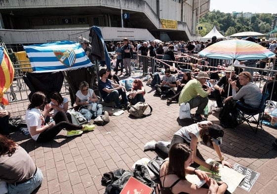 Fans de Bruce hacen cola para coger un buen sitio en el concierto que el 'Boss' ofreció en Donostia en 2016.