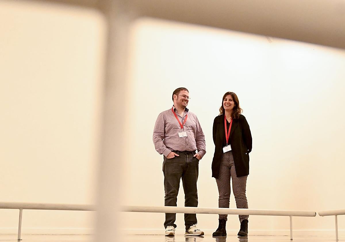 Los científicos Tim Riffe y Lorea Blázquez conversan en el interior de Tabakalera.