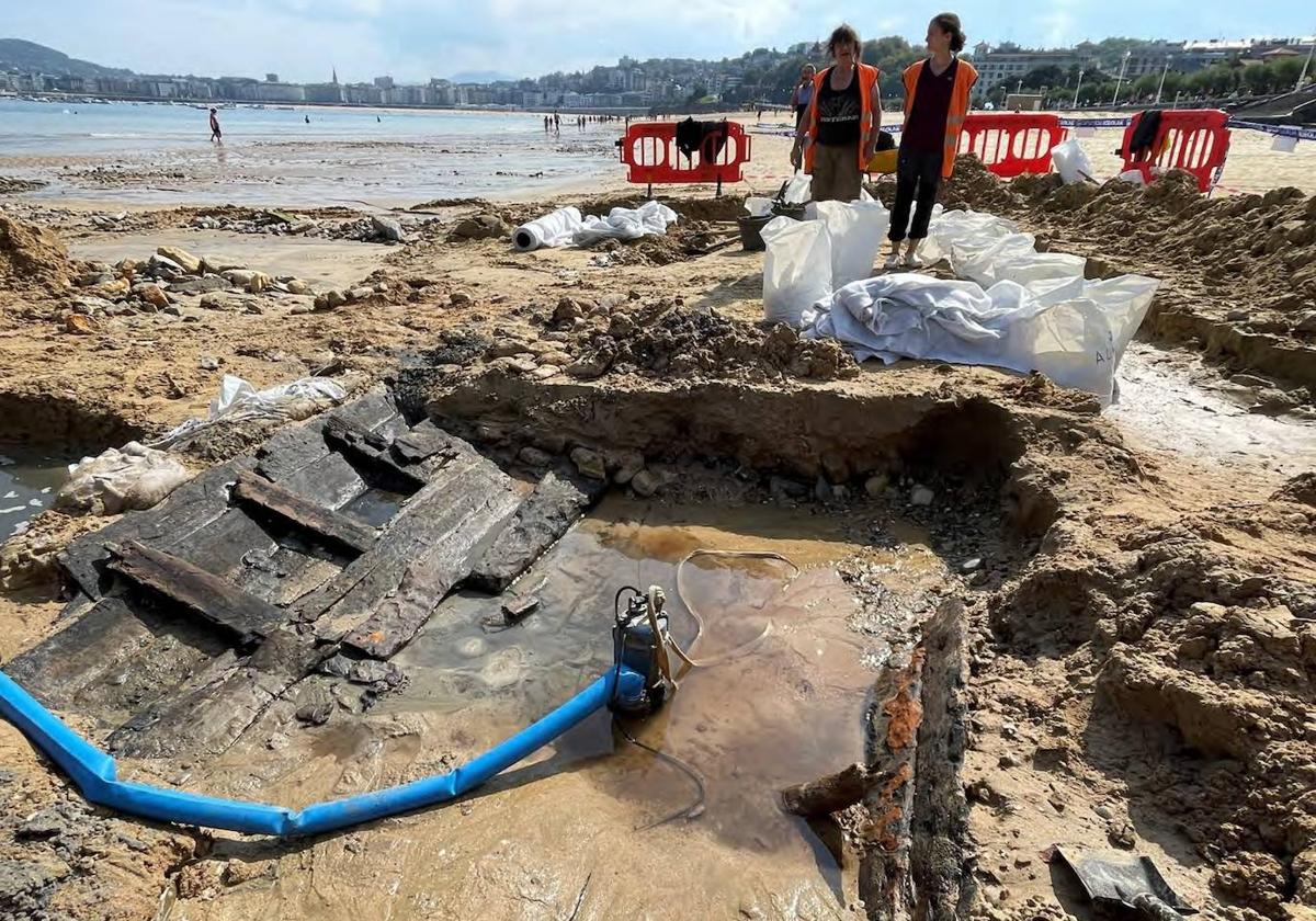 El barco del siglo XV hallado en Ondarreta se conservará enterrado en la arena