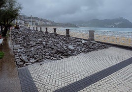 Obras para renovar la baldosa en el paseo de La Concha