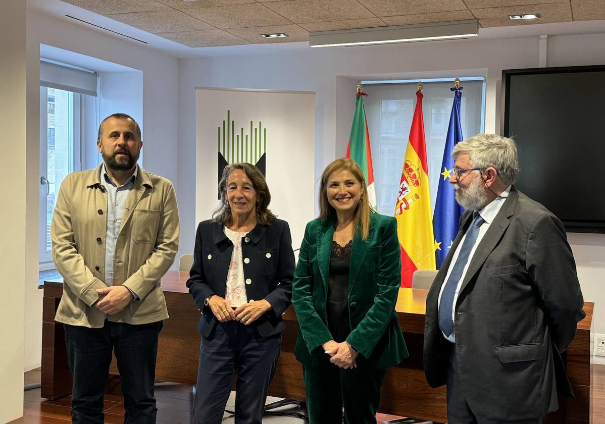 Alberto Alonso, Marisol Garmendia, María Jesús San José y Florencia Domínguez, esta mañana en el Memorial de las Víctimas del Terrorismo en Vitoria.