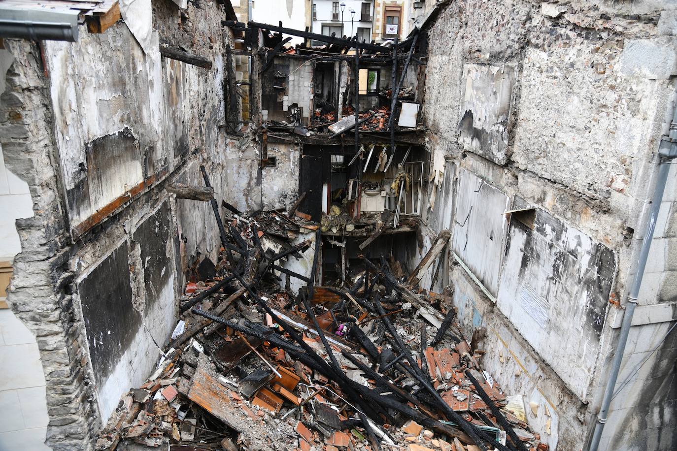 El derrumbe de la fachada de un edificio de Mutriku incendiado en julio