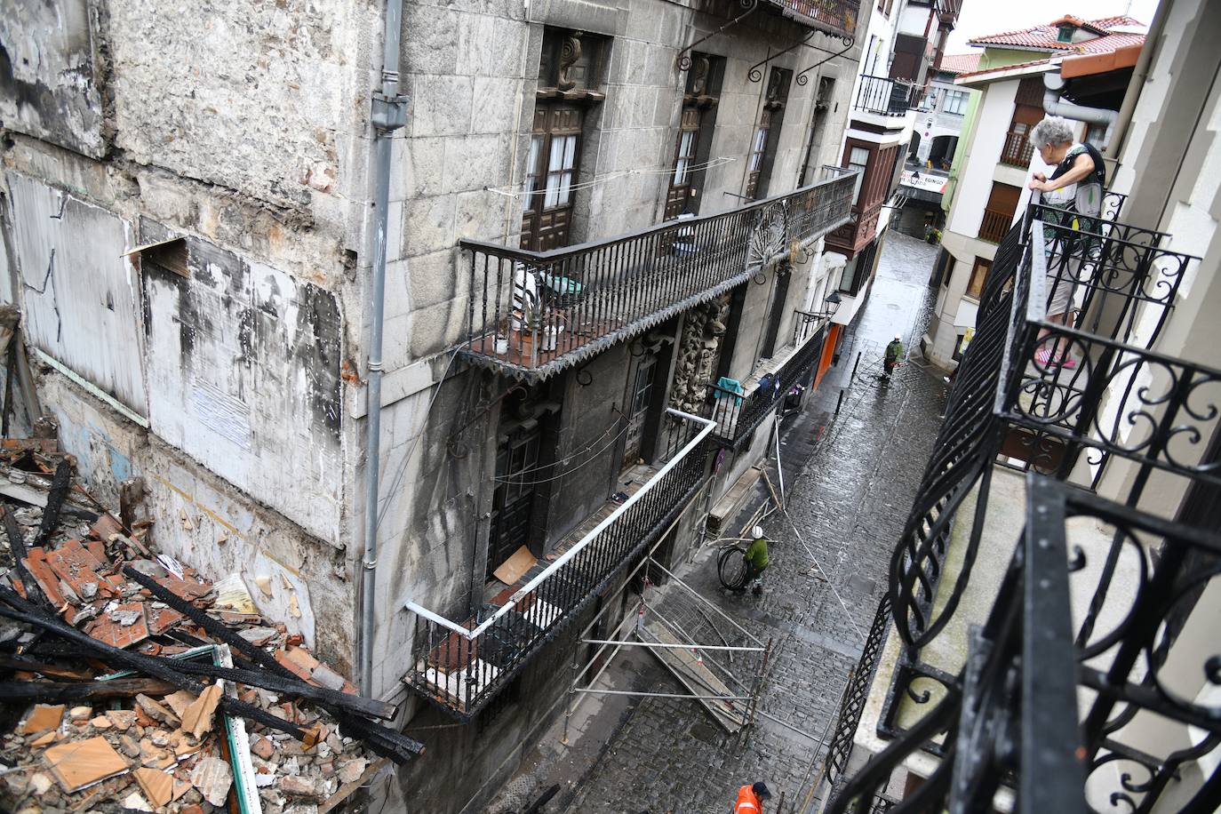 El derrumbe de la fachada de un edificio de Mutriku incendiado en julio