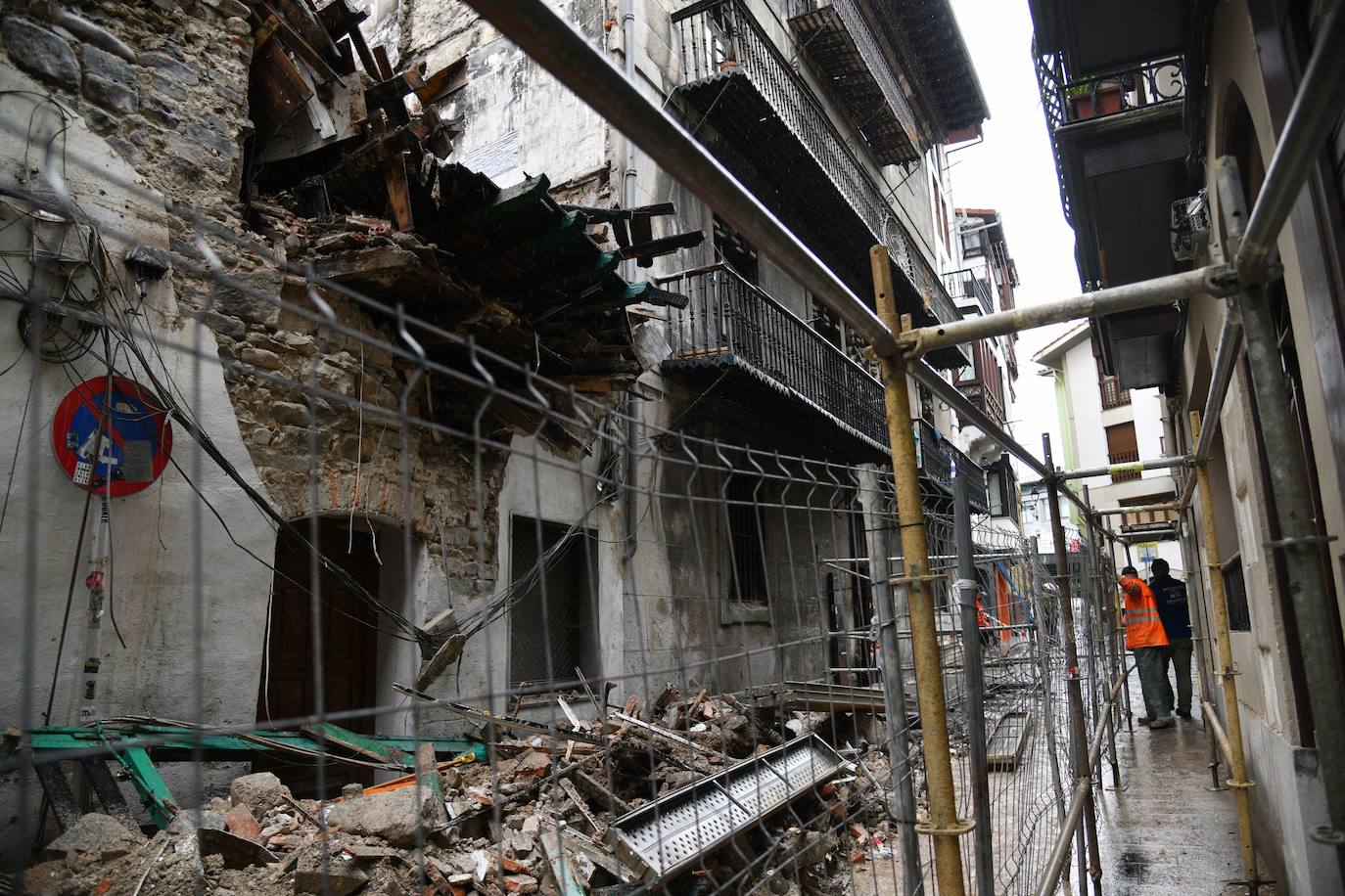 El derrumbe de la fachada de un edificio de Mutriku incendiado en julio