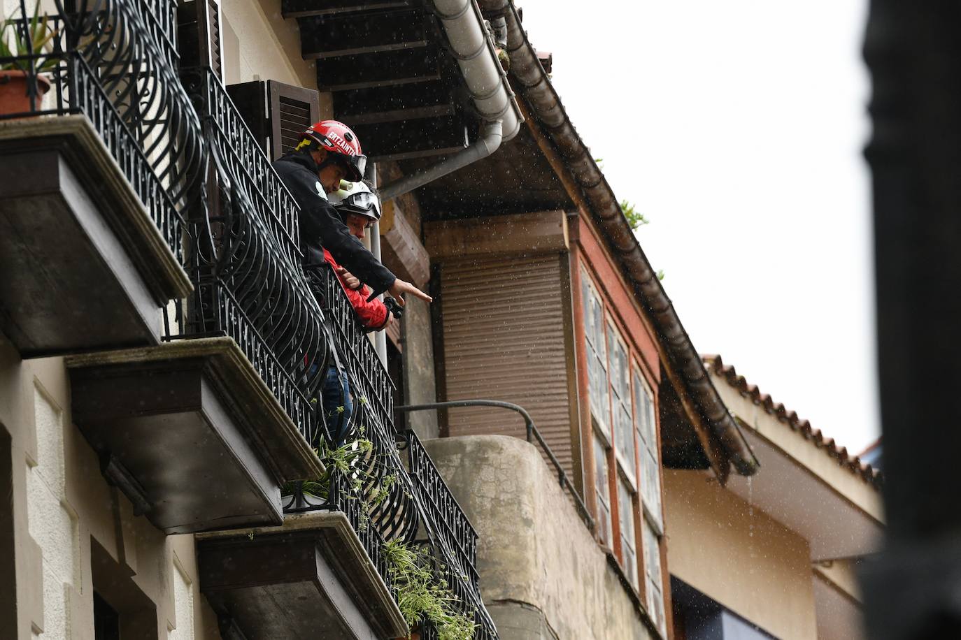 El derrumbe de la fachada de un edificio de Mutriku incendiado en julio