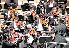 Robert Treviño dirige a la Euskadiko Orkestra anoche en el Kursaal.