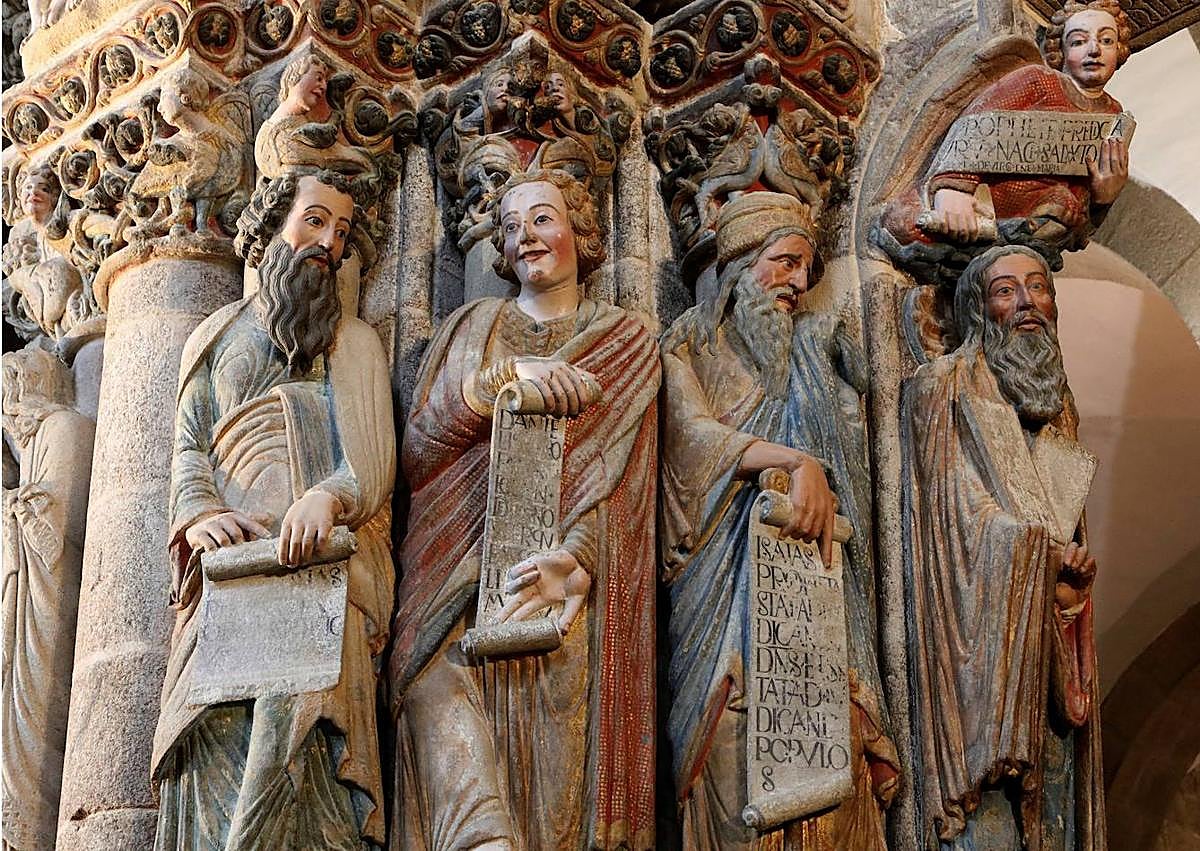 Imagen secundaria 1 - Imágenes del pórtico en su reapertura en 2018. 