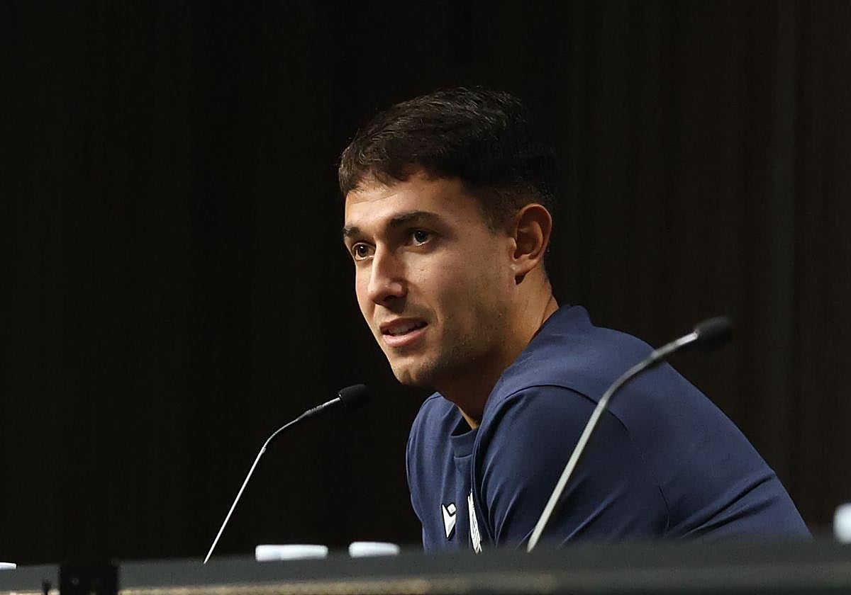 Martin Zubimendi durante su comparecencia ante los medios.