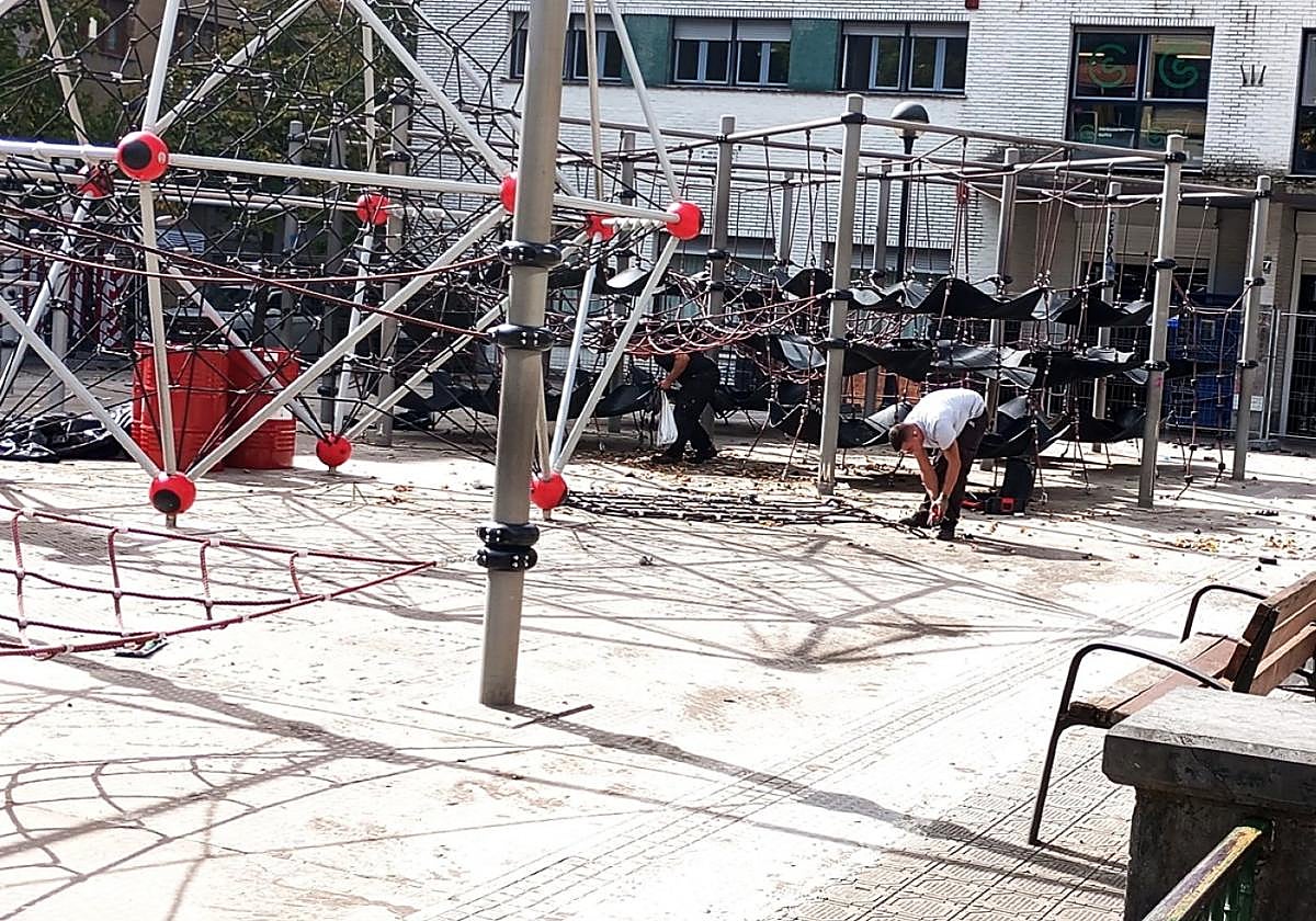Ha comenzado la importante obra de reforma en el parque infantil de Emeterio Arrese.