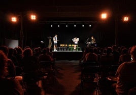 Un instante de la dramatización de lecturas celebrada hace un año en el patio de Lezo Herri Eskola.