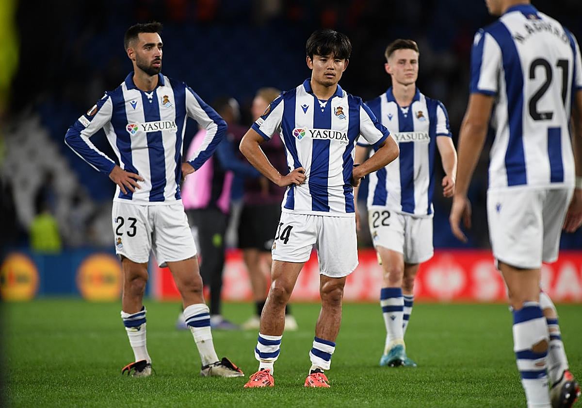 Los jugadores de la Real se lamentan sobre el campo de la derrota ante el Anderlecht.