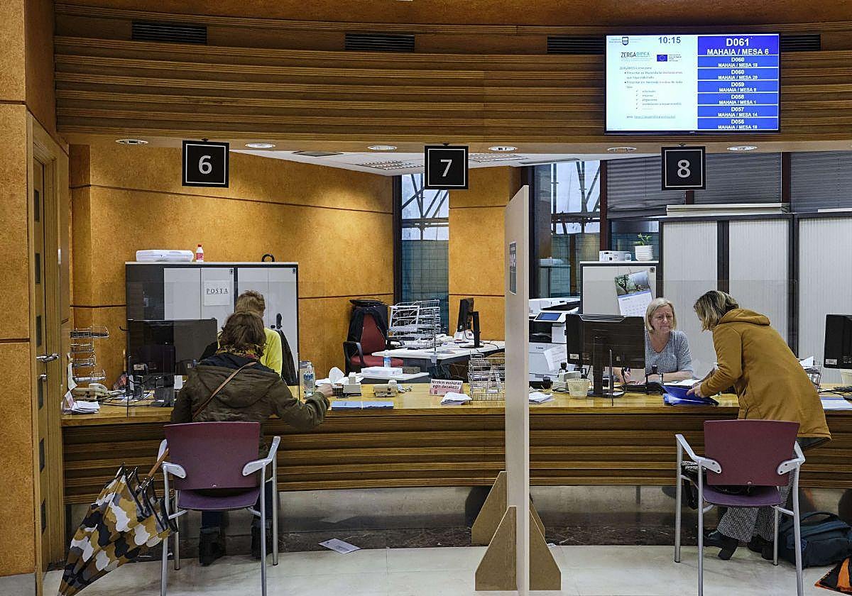 Imagen de archivo de varios funcionarios durante una campaña de la declaración de la renta en Gipuzkoa.