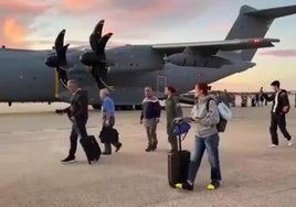 El segundo avión fletado por el Gobierno aterriza en Torrejón de Ardoz con los dos donostiarras a bordo.