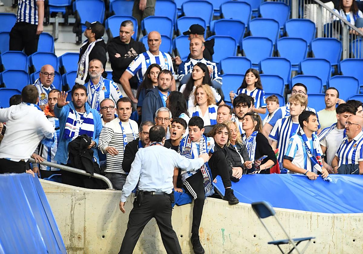 Varios aficionados abandonan las gradas ante el lanzamiento de objetos por parte de los ultras belgas.