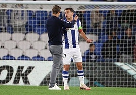 Oyarzabal recrimina al técnico del Anderlecht que vayan a aplaudir a sus aficionados tras el lanzamiento de objetos.