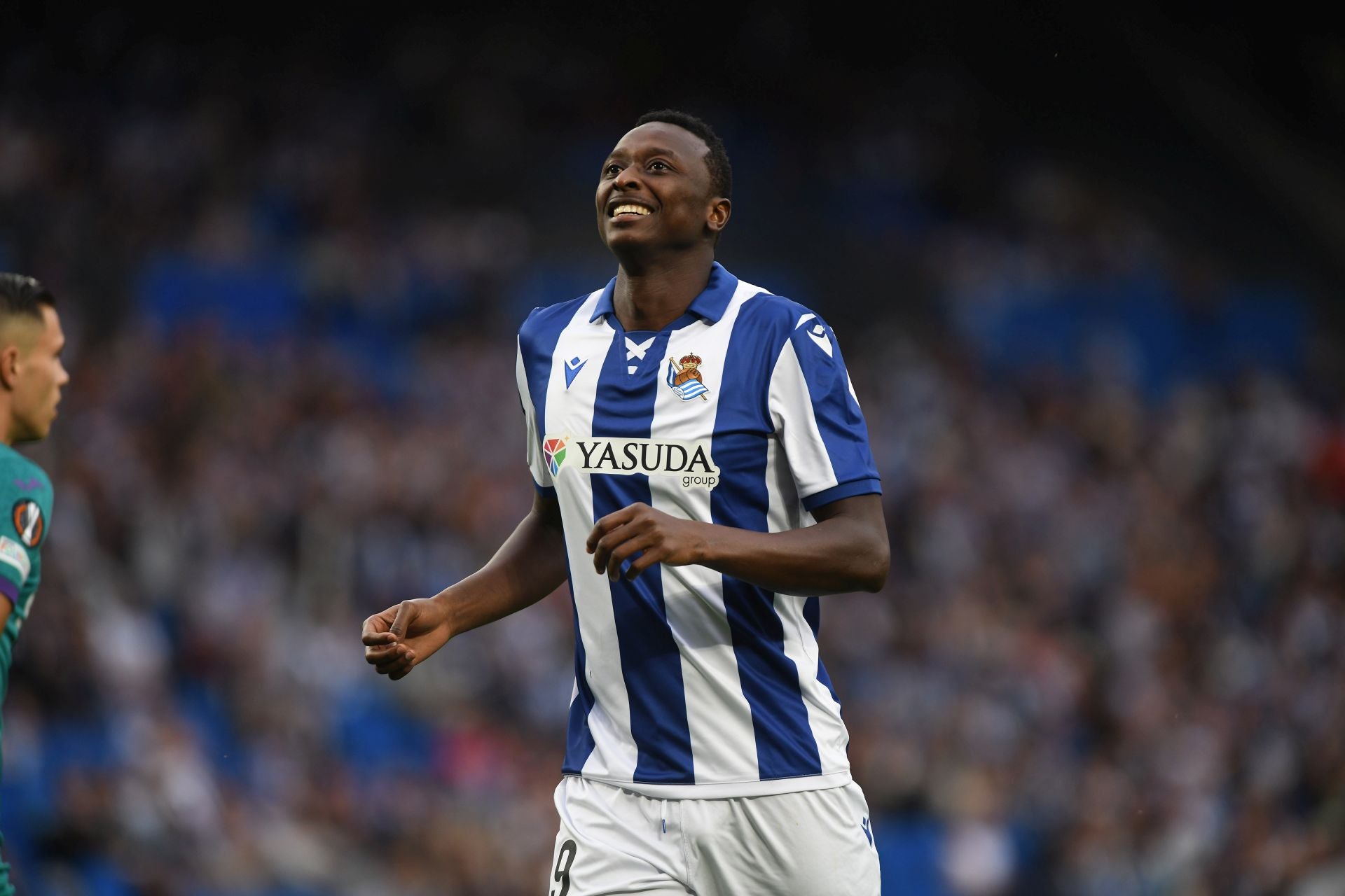 Sadiq se lamenta tras una ocasión fallida con una sonrisa forzada de frustración.