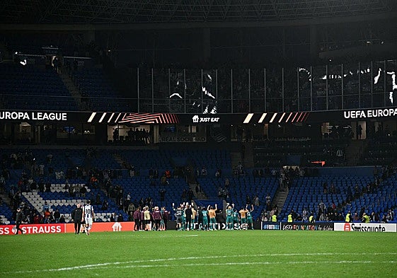 Los jugadores del Anderlecht aplauden a sus aficionados.